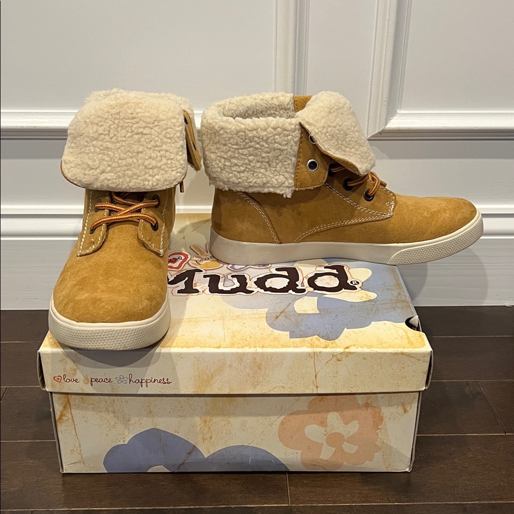 Mudd Women’s Camel/oatmeal 2 in 1 tie up Boots Sz 8.5 in box